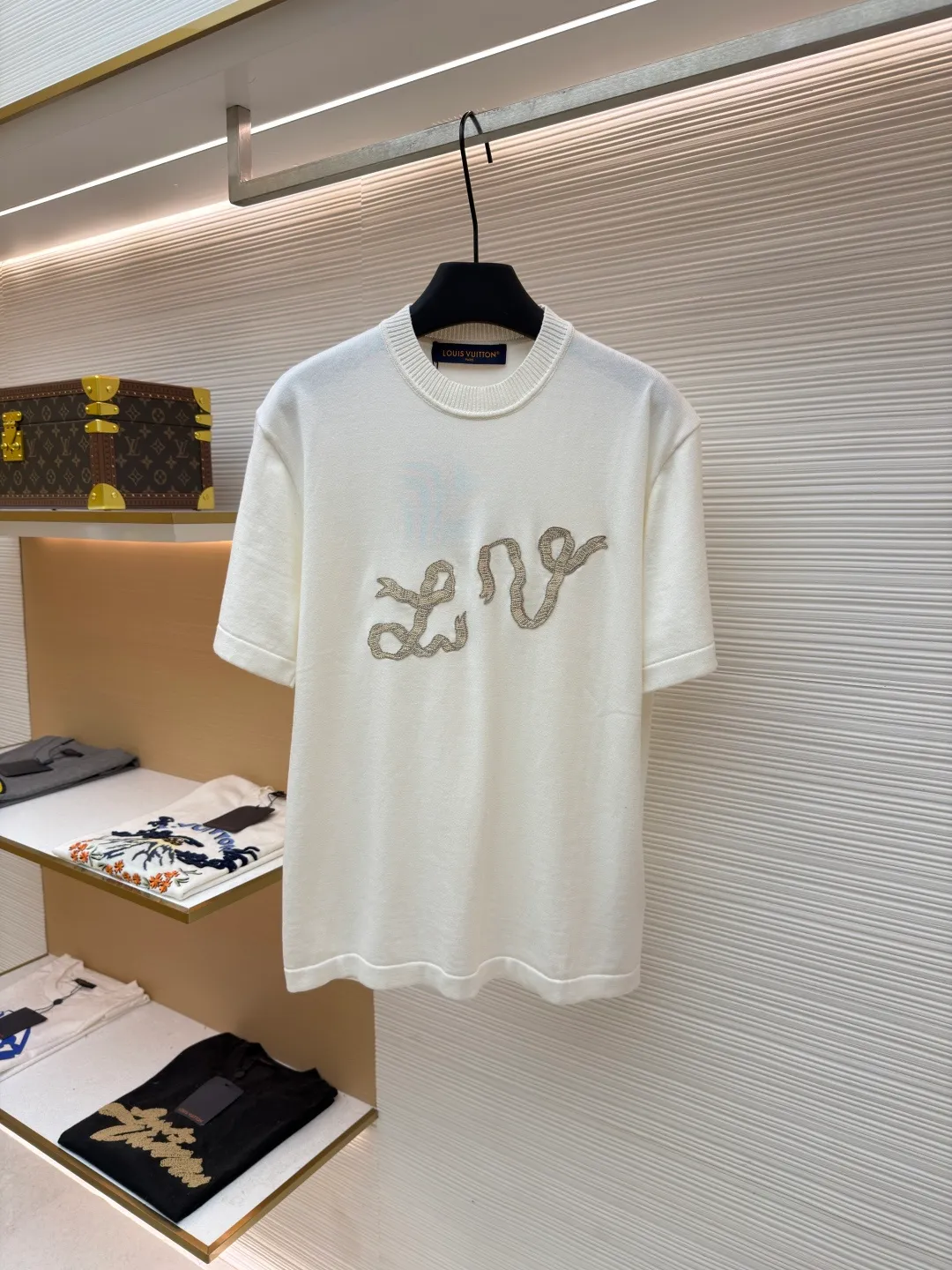 LOUIS VUITTON Ribbon embroidered woolen short sleeves ●Original version: Purchased and developed for 10800 ●Item number: 1681960-A65 ●Fabric: pure cotton fabric ●Technology: embroidery production ●Color: white ●Version: fitted version ●Weight: about 245 grams ●Size: XS-S-M-L ●Description: Made of 260g 32-count Shuangsha pure cotton fabric exclusively customized from the original board. The embroidery is designed with knots to imitate the beading look. The overall line is straight and delicate. The fabric is comfortable and soft. The color is consistent and has no color difference. It can be matched with the same style to create a fashionable look and control various occasions. Customized accessories, complete with three standards, same style for men and women!